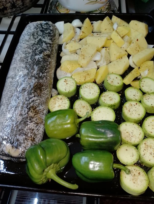 Фаршированная рыба в соусе с овощами: кулинарное вдохновение