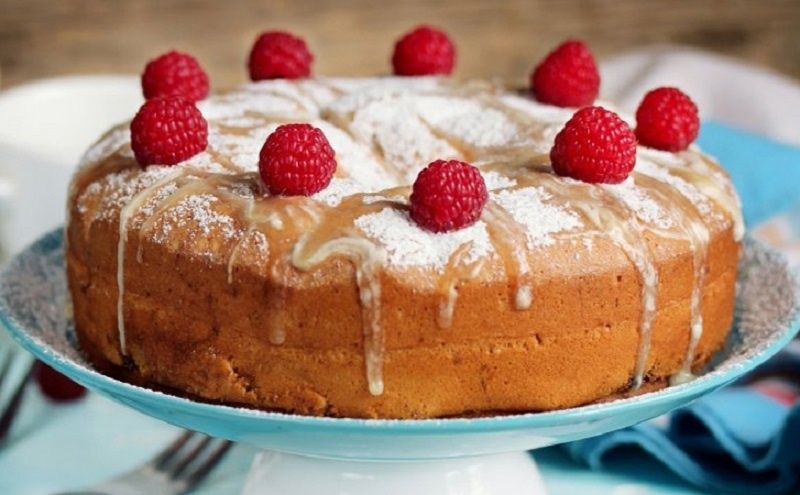 Шарлотка с ягодами и сметанным кремом: легкий и нежный пирог для любого случая