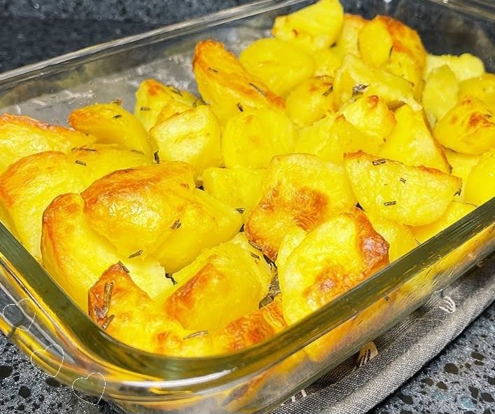 Ароматная картошка в сметанном соусе: идеальное блюдо для воскресного обеда