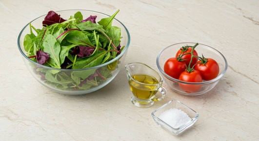 Салат с жареными помидорами: готовим летнее чудо