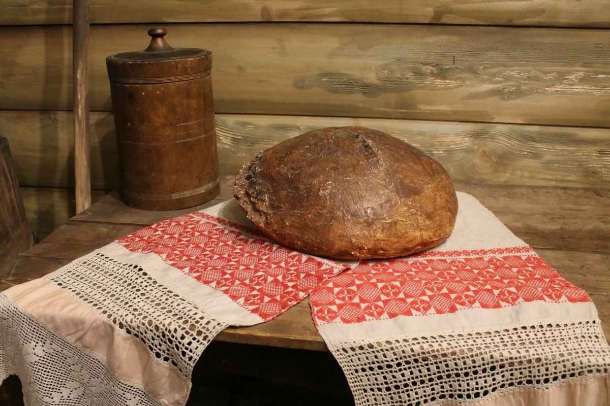 Почему хлеб прятали под иконой: истоки древних традиций