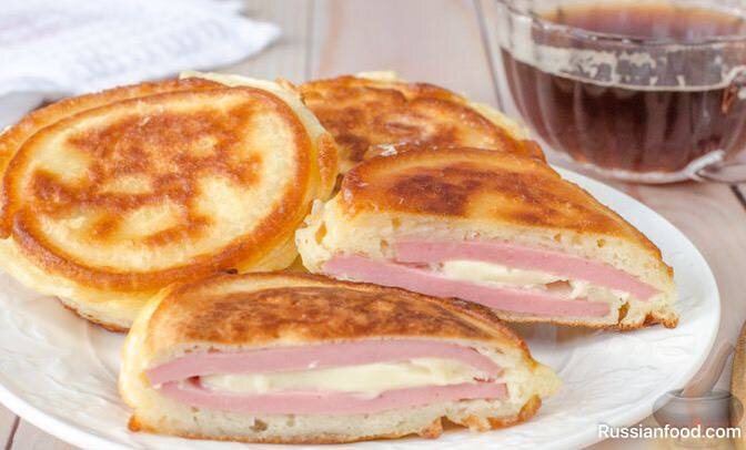 Пышные оладьи с колбасой и сыром: идеальный завтрак для настоящих гурманов