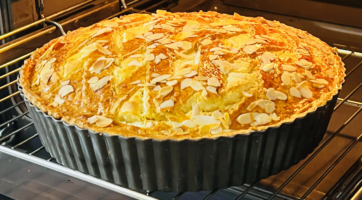 Настоящее кулинарное искусство: тающий во рту пирог с вишней и творогом