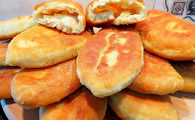 Пышные пирожки на кефире и сметане: секрет мягкости даже после разогрева