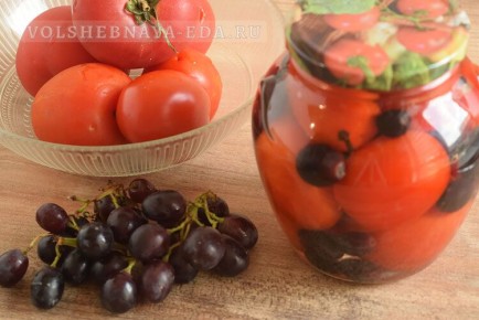 Нежные маринованные помидоры с черным виноградом