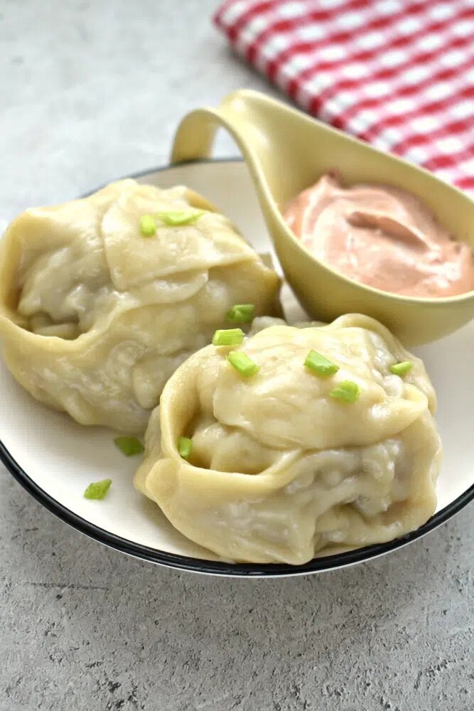 Манты в мультиварке с изысканным соусом