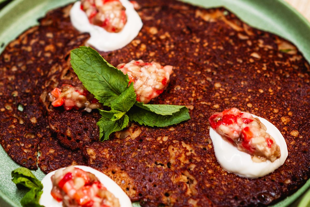 Несладкие гастрономические удивления: гречневые блины с ягодами и фруктами