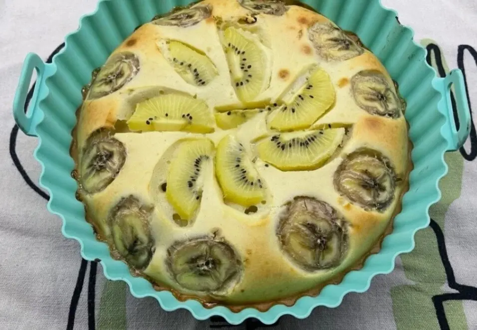 Песочный пирог с киви и нежной сметанной заливкой