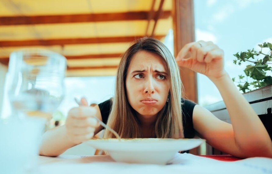 Что делать, если в еде оказался волос: опыт ресторана