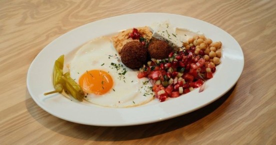 Завтрак в Core Bistro: удобство и уют под лестницей