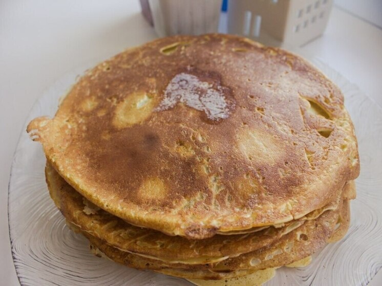 Новгородские волонтеры испекли триста блинов для солдат СВО