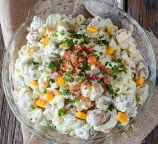 Непревзойденный картофельный салат с беконом и сыром