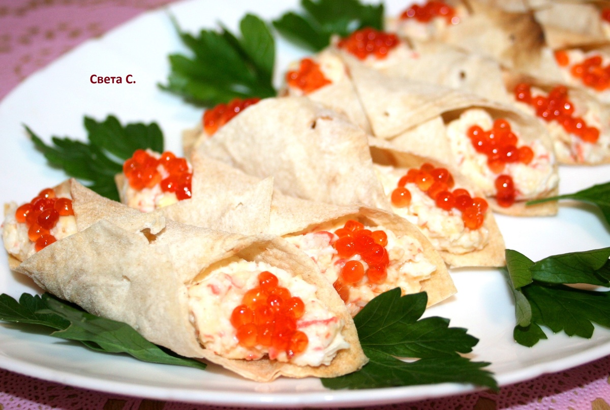 Необычные закуски на праздник: лаваш с крабовыми палочками и икрой