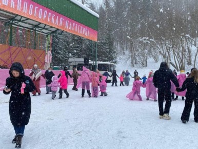 Как в Пушкинских Горах проводили Масленицу с розовым дресс-кодом и 1100 блинами