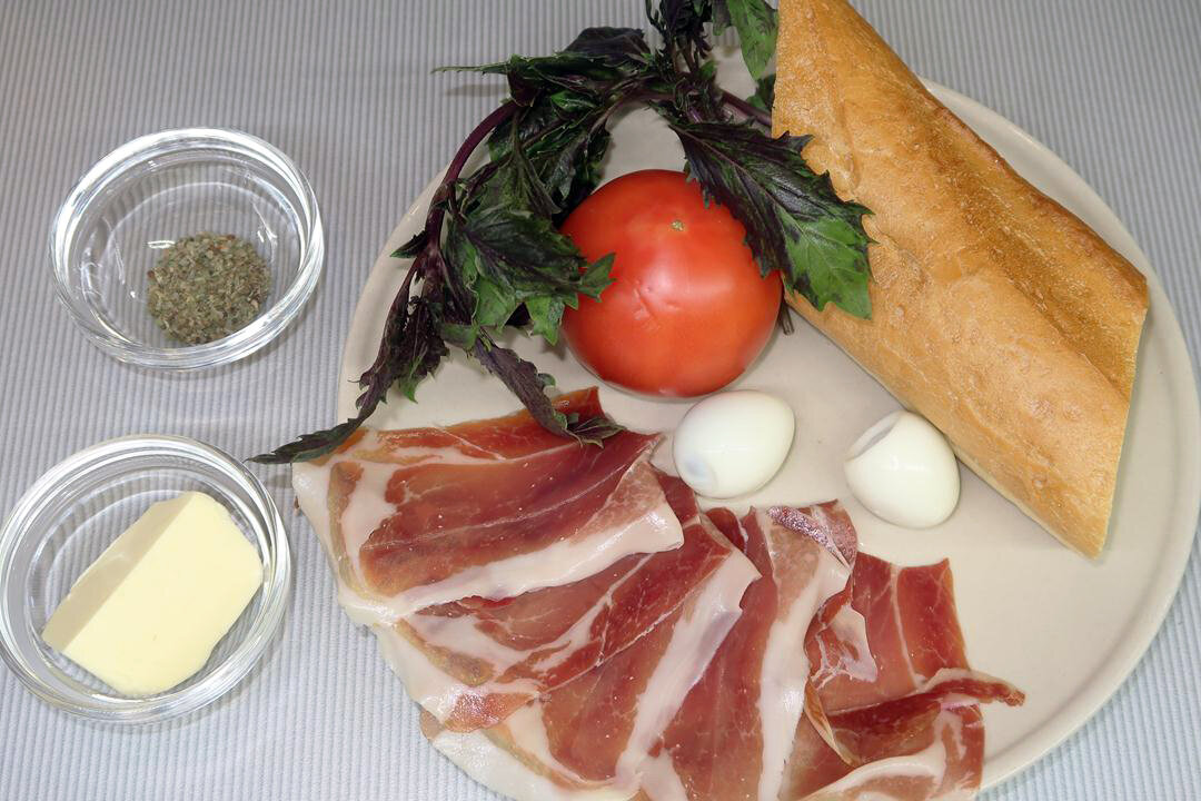 Изысканная брускетта с хамоном и перепелиным яйцом для вашего праздничного стола
