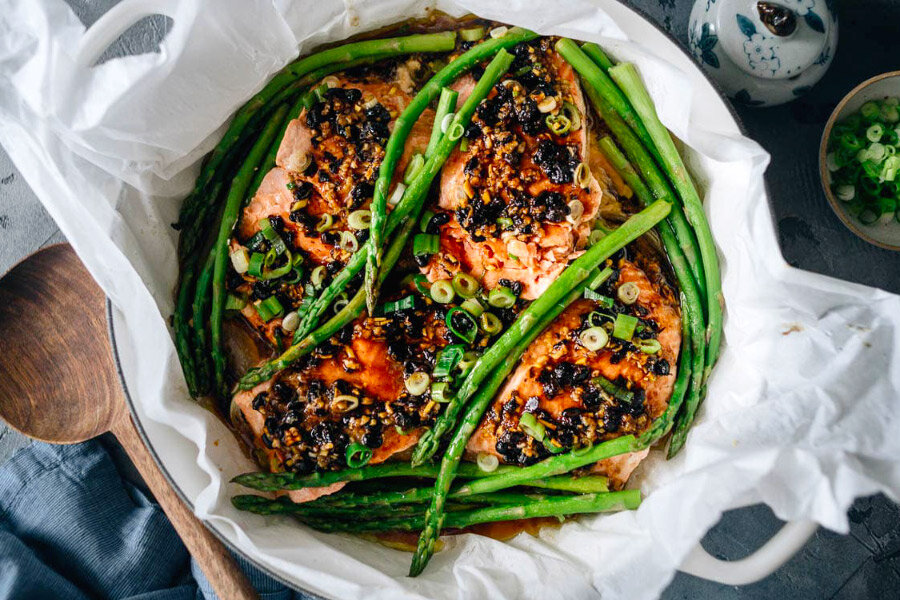 Лосось на пару: оригинальный рецепт с соусом из черной фасоли