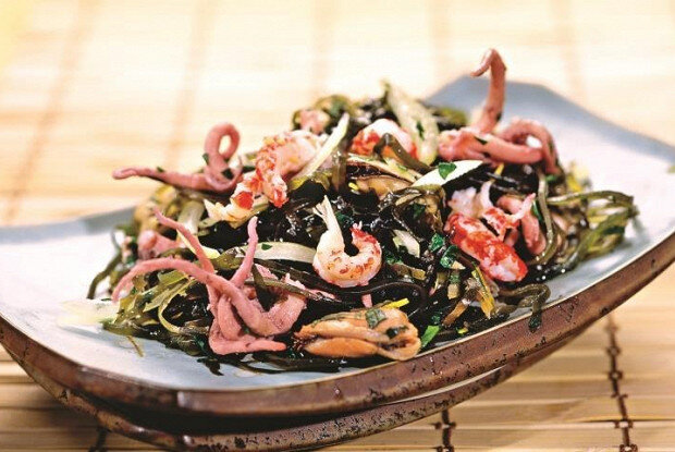 Салат с морепродуктами и морской капустой: идеальное весеннее угощение