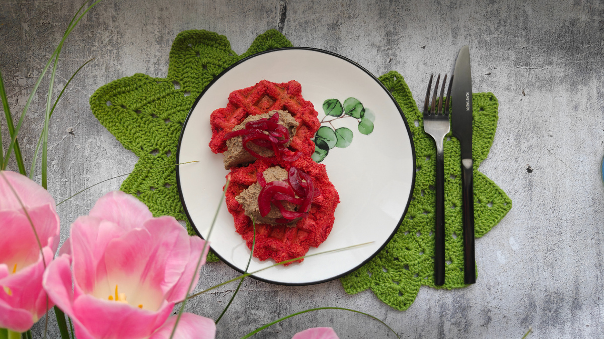 Яркие свекольные вафли с кокосовой ноткой