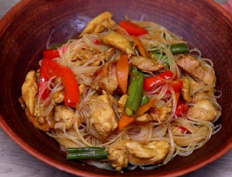 Яркое блюдо для любого случая: фунчоза по-корейски с овощами и курицей
