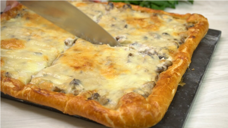 Как быстро и вкусно порадовать гостей: рецепт легкого пирога с грибами