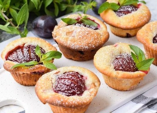 Нежные кексы с сливами на кефире: простой и вкусный рецепт