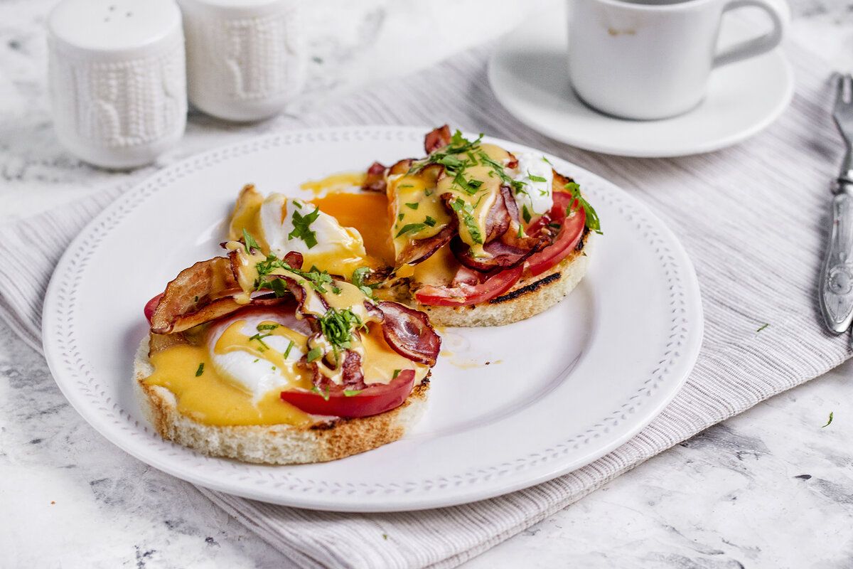 Яйцо Бенедикт: идеальный завтрак с беконом и соусом Голландез