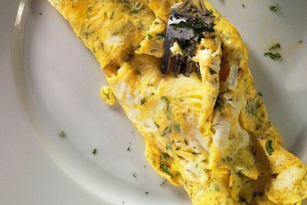 Приготовьте омлет с пряными травами: простой рецепт для утреннего вдохновения