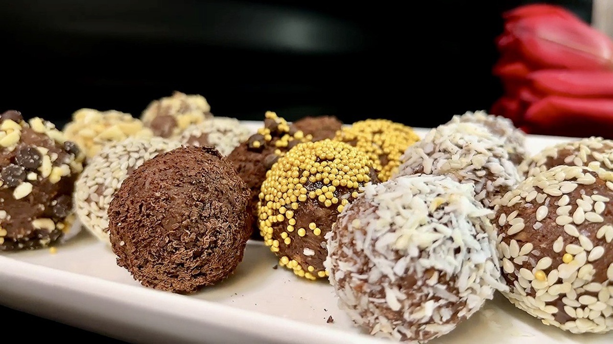 Нежные конфеты из фиников, банана и шоколада: идеальный десерт для дружеской встречи