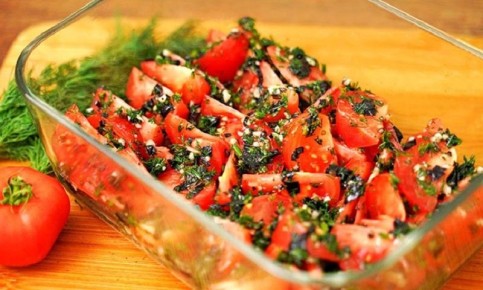 Освежающий летний салат из помидоров с уникальной заправкой