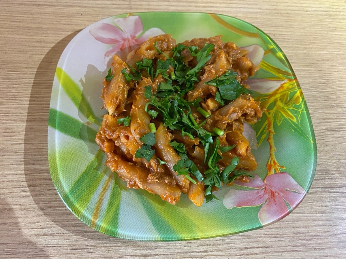 Пикантные макароны в томатном соусе: быстро и вкусно