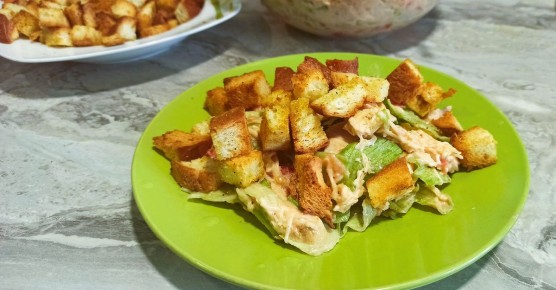 Как приготовить салат Цезарь: простой и быстрый рецепт для дома
