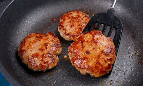 Как один секретный ингредиент делает котлеты сочными даже из сухого фарша