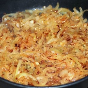 Секрет золотистого жареного лука: как избежать подгорания