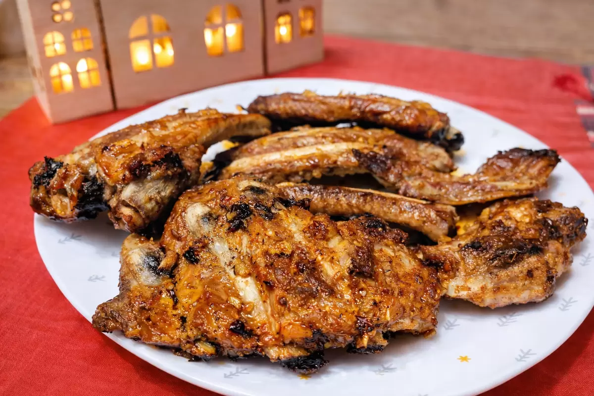 Как приготовить свиные рёбрышки в духовке: секреты сочности и румяности