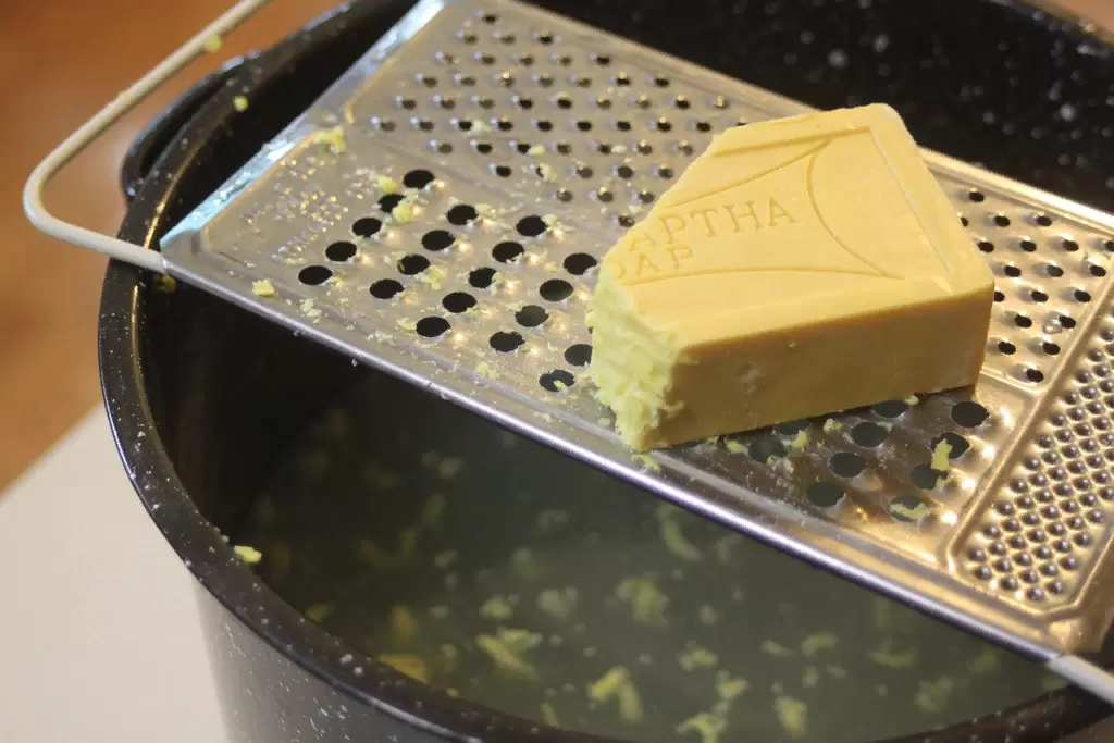 Необычный способ очистки сковород: как хозяйственное мыло вернёт блеск старым кастрюлям