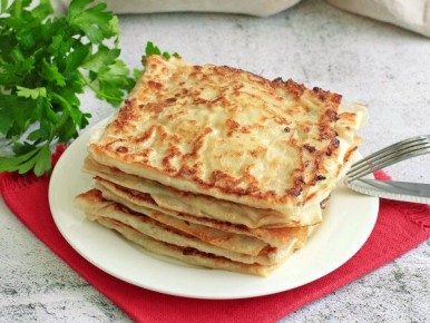 Сырно-луковые квадратики из лаваша: идеальная закуска для любой ситуации