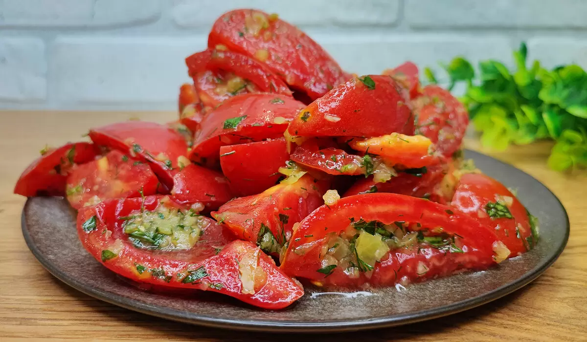 Вкусная закуска из помидоров и зелени: просто и быстро