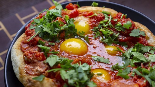 Шакшука в матнакаше: яркое сочетание вкусов