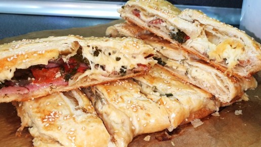 Необычный завтрак: сочный рулет с разнообразной начинкой