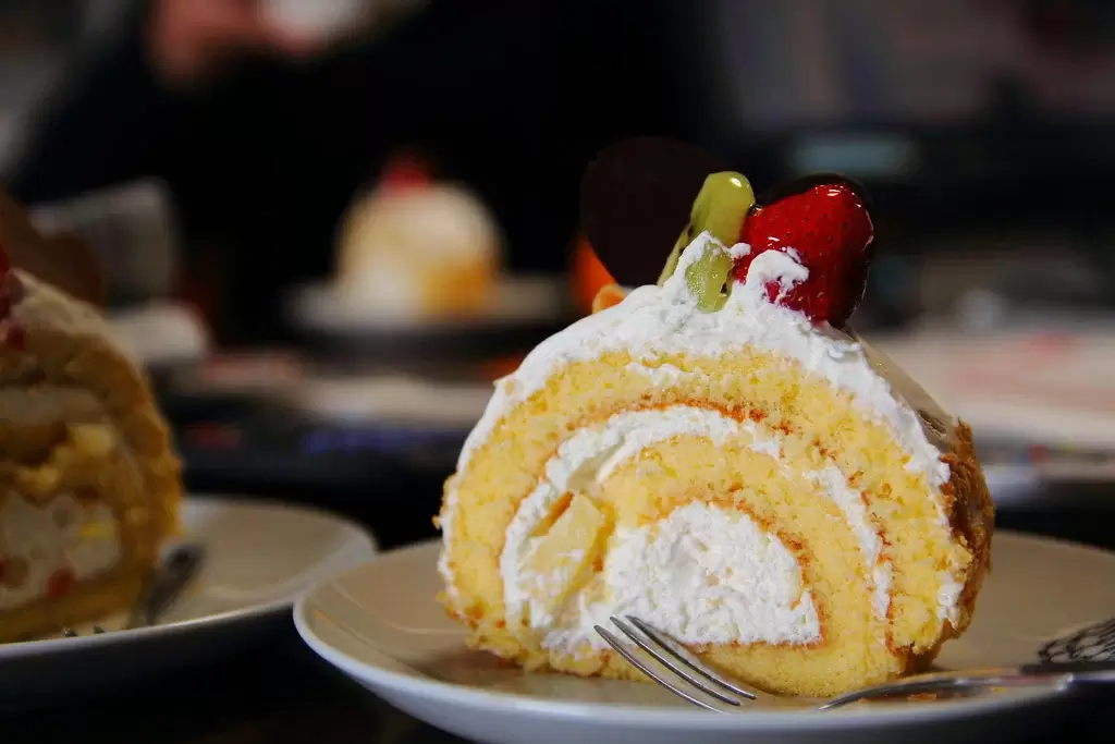 Сладкий бисквитный рулет с ванильным кремом: легкий и вкусный десерт к чаю