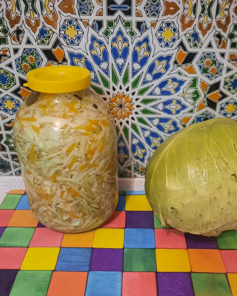 Как приготовить хрустящую маринованную капусту с чесноком