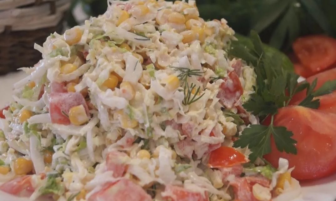 Яркий салат из пекинской капусты с помидорами и кукурузой: свежесть на вашем столе